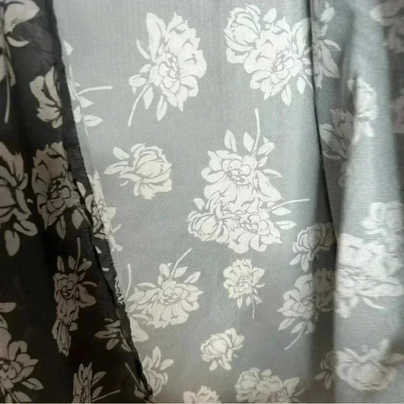 Sheer Kimono Floral Black & White Size  Medium / Large - Picture 5 of 16